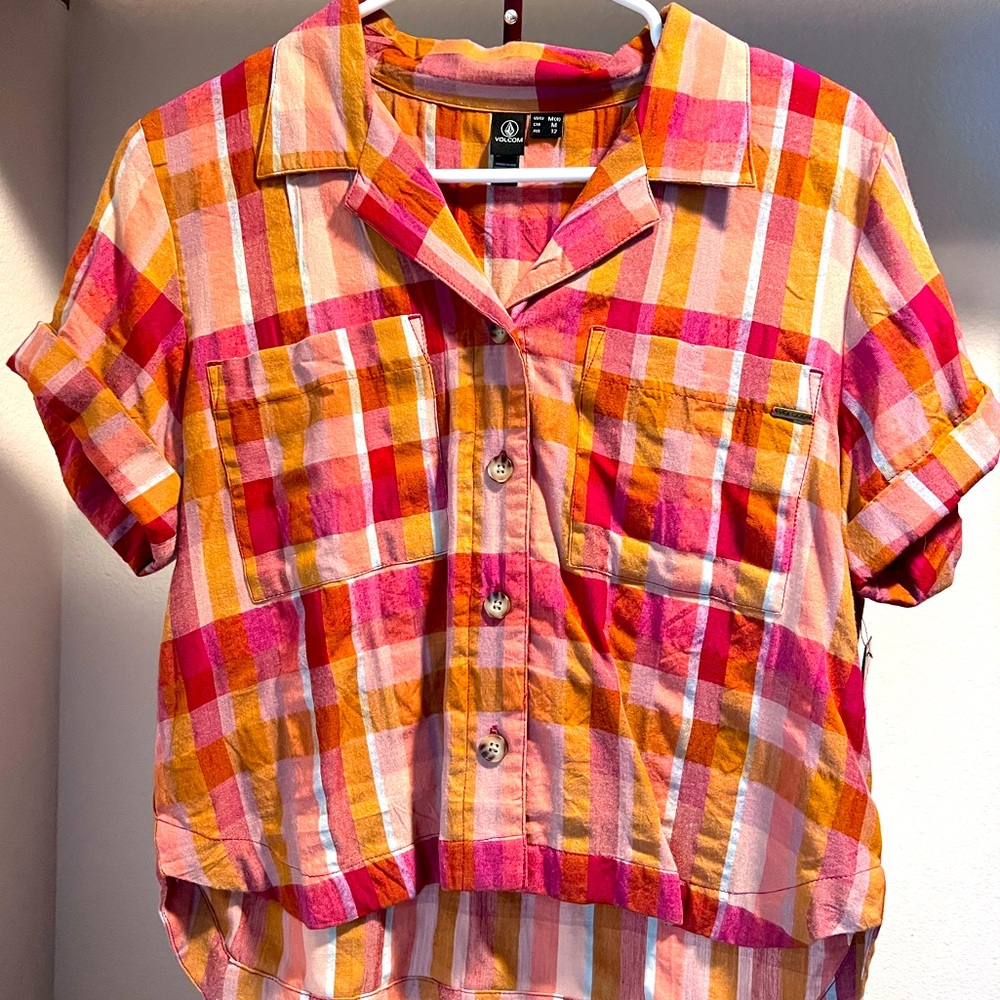 NWT Volcom, crop button up shirt. Size M